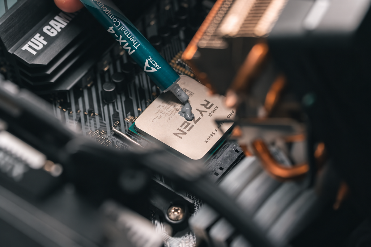 Wärmeleitpaste wird auf den Prozessor eines Desktops aufgetragen
